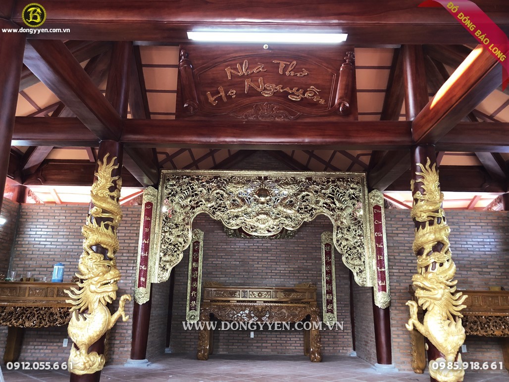 Cửa võng bằng đồng nhà thờ họ Nguyễn